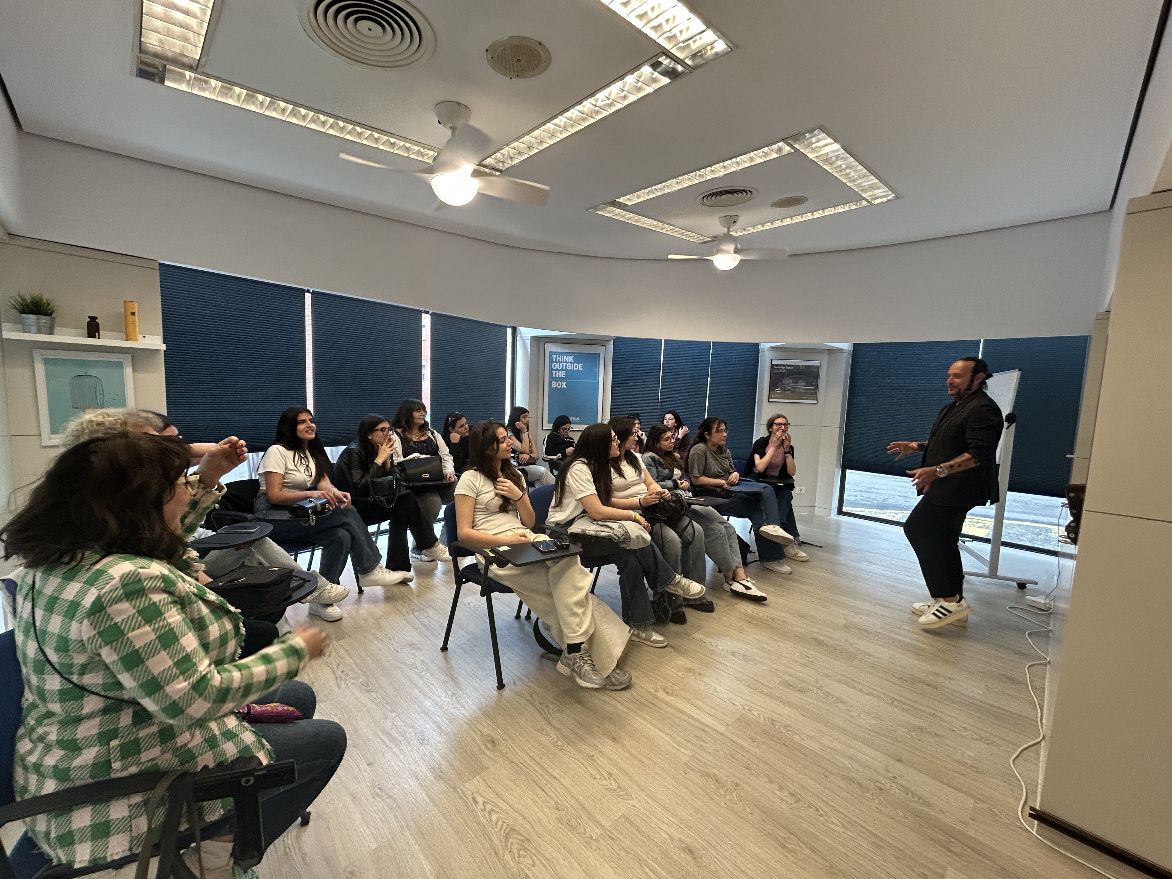 Grupo aprendiendo español en Flynt Education